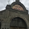 Митрофаньевский некрополь: гараж на братских могилах защитников Ленинграда