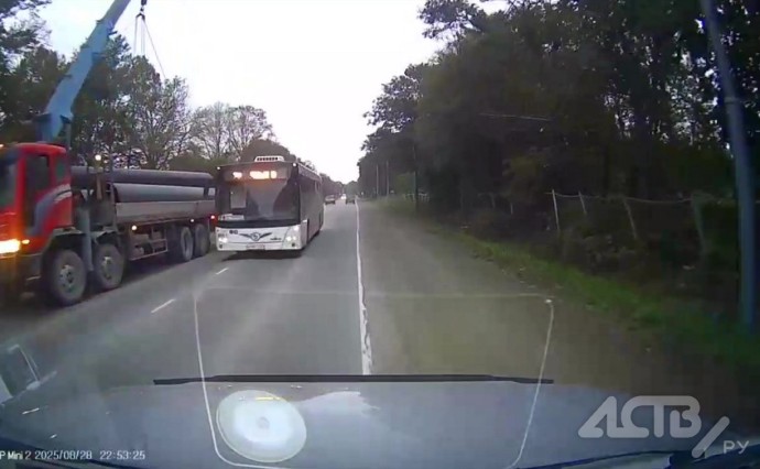 "Вытолкнул на обочину": опасный манёвр автобуса попал на видео в Южно-Сахалинске