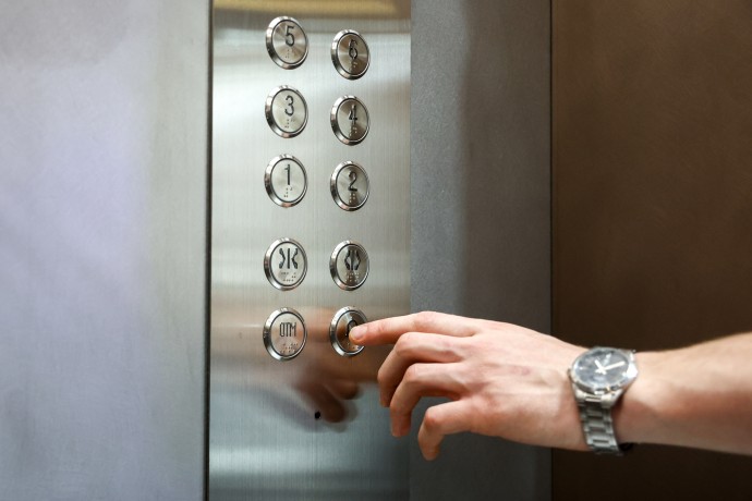 В Москве лифт с пассажиркой пролетел девять этажей