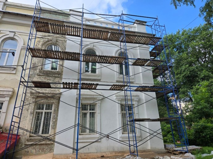 В Кирове реставрируют фасад поликлиники Центра медицинской реабилитации
