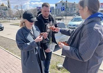 Благовещенцам раздали тысячу георгиевских ленточек