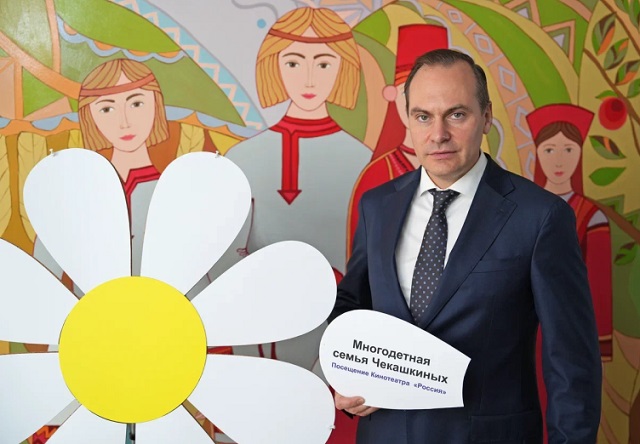 В День многодетной семьи Артем Здунов дал старт благотворительной акции «Ромашка желаний» В День многодетной семьи Артем Здунов дал старт благотворительной акции «Ромашка желаний»