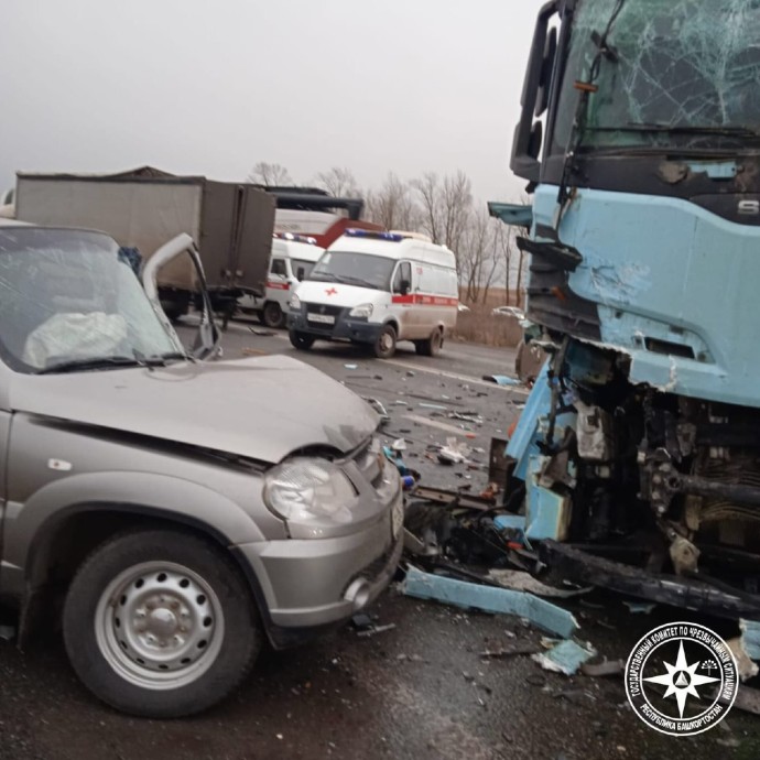В Башкирии на трассе столкнулись пять автомобилей В Башкирии на трассе столкнулись пять автомобилей