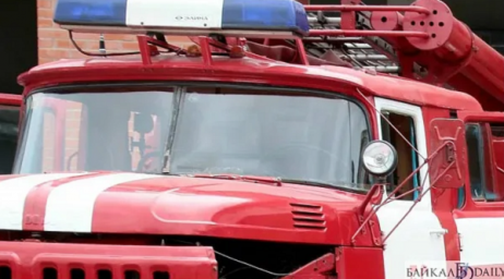 В районе Бурятии полыхали надворные постройки и автомобиль