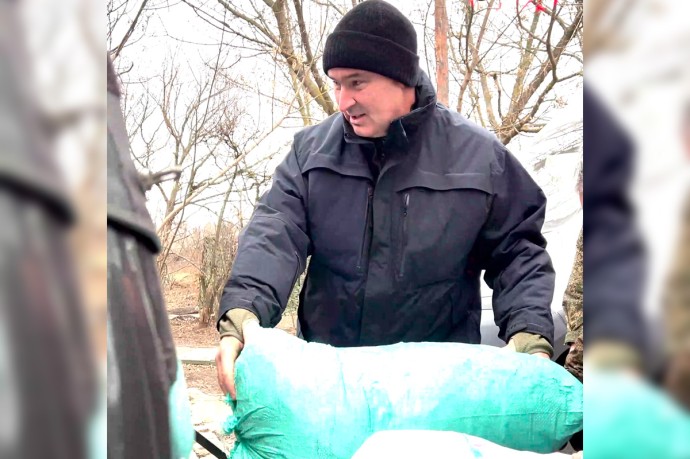 Мэр Иркутска Руслан Болотов доставил гуманитарную помощь именному полку города 38 «Иркут» Мэр Иркутска Руслан Болотов доставил гуманитарную помощь именному полку города 38 «Иркут»