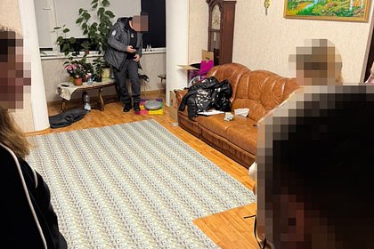 У зарабатывающей на дезертирах в ВСУ группировки нашли ковер из долларов