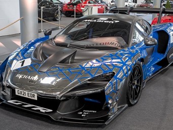 Гиперкар вместо картины: миллиардер повесил McLaren над Мельбурном