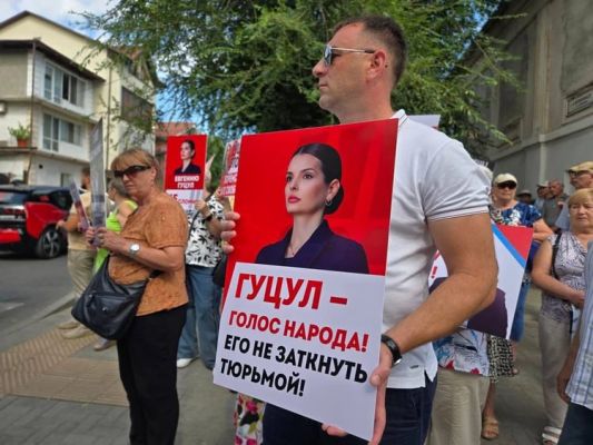 «Гуцул разбудила Молдавию»: у СИЗО, где держат главу Гагаузии, продолжается пикет