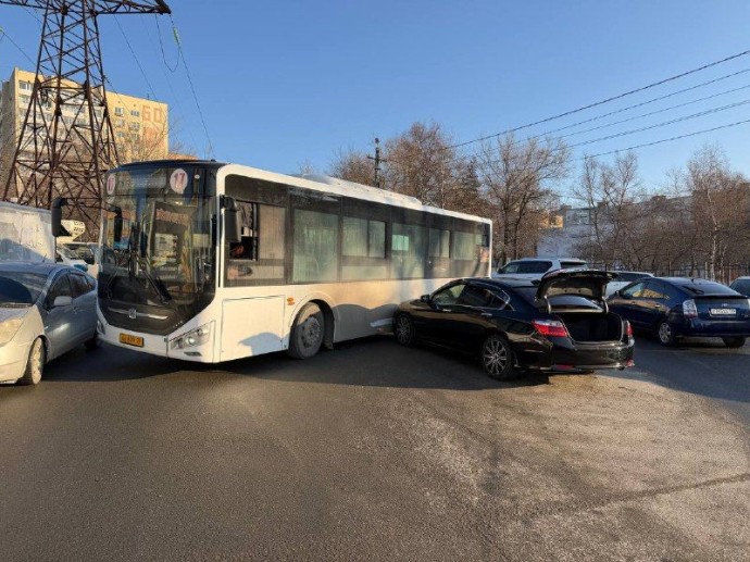 Две аварии парализовали проезд через БАМ во Владивостоке Две аварии парализовали проезд через БАМ во Владивостоке