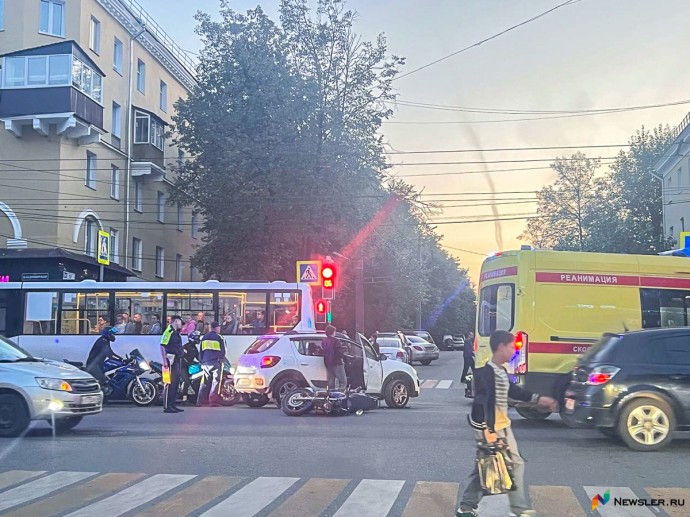 В центре Кирова мотоциклист попал в ДТП
