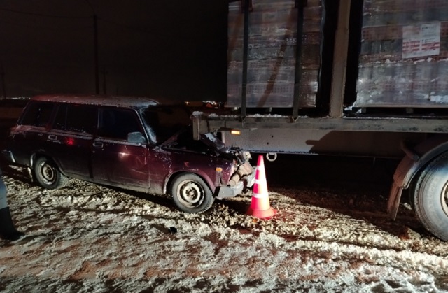 В Саранске пожилой водитель старенькой "Лады"-универсала въехал в стоящий МАЗс полуприцепом В Саранске пожилой водитель старенькой "Лады"-универсала въехал в стоящий МАЗс полуприцепом