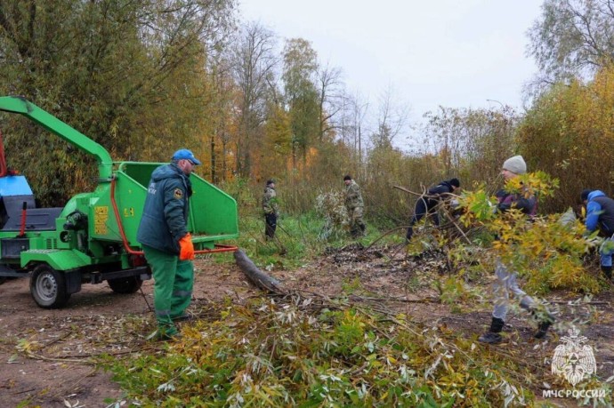Новгородские спасатели расчистили берега реки Волхов Новгородские спасатели расчистили берега реки Волхов