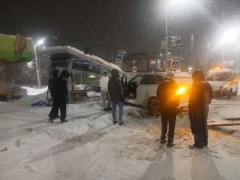 В Уфе ночью автомобиль протаранил остановку общественного транспорта
