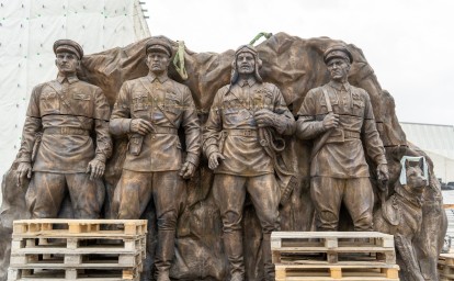 Бронзовый страж истории занял свое место в строящемся сквере "Щит и меч"