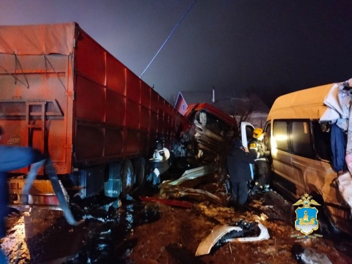 Несколько пассажиров маршрутки пострадали во время аварии с фурой на костромской трассе