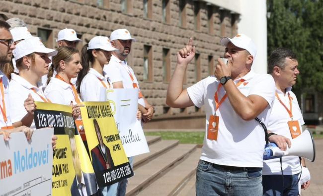 «Депутат ПДС поделись с народом»: в Молдавии — протест против социального неравенства
