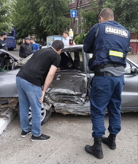 В Астрахани в покореженной в ДТП машине оказался заблокирован ребенок