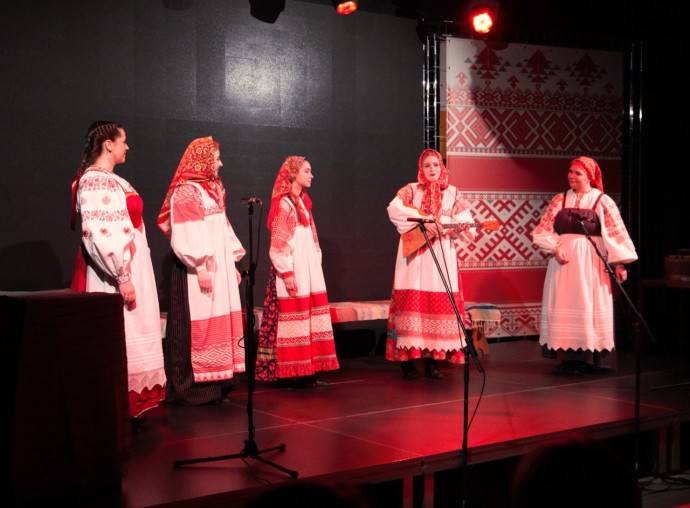 Тульский фольклорный ансамбль «Дежа» представит иммерсивный концерт «Девичник по-тульски» Тульский фольклорный ансамбль «Дежа» представит иммерсивный концерт «Девичник по-тульски»