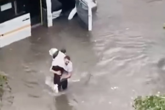 Водитель застрявшей в луже маршрутки вынес пассажиров на руках