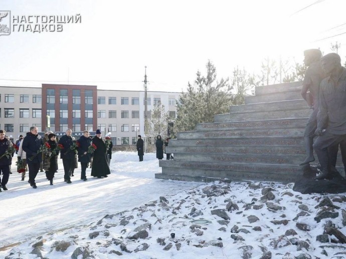 Вячеслав Гладков возложил цветы к мемориалу в Камышитовом сквере в Белгороде