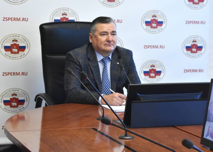 Спикер краевого парламента Валерий Сухих предложил стимулировать округа для борьбы с борщевиком