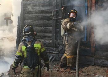 К тушению двухэтажного дома в Благовещенске привлекли почти 20 огнеборцев К тушению двухэтажного дома в Благовещенске привлекли почти 20 огнеборцев