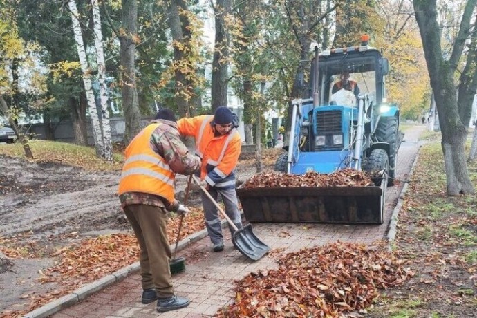 В Курске уборкой улиц занимаются 65 рабочих и 46 машин В Курске уборкой улиц занимаются 65 рабочих и 46 машин
