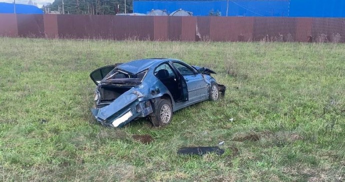 В Боровичском округе пострадал пассажир съехавшего в кювет «БМВ»