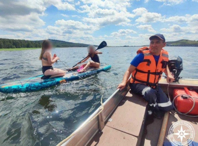 В Башкирии спасатели помогли девушкам, уплывшим далеко от берега озера
