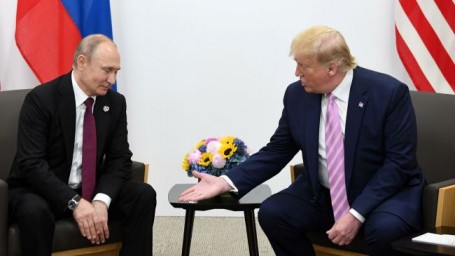 Путин и Трамп поздравили друг друга с 80-летием Победы, но через третьих лиц