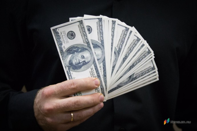 Доллар впервые за 2,5 года опустился ниже 77 рублей Доллар впервые за 2,5 года опустился ниже 77 рублей