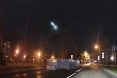 Осколки пролетевшего над Москвой метеорита продают в сети