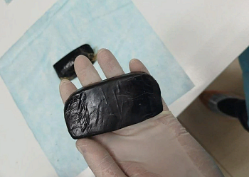 Амурчанин при проверке автомобиля попытался избавиться от свертка с гашишем