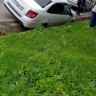 В центре Курска легковушка застряла в сливной яме
