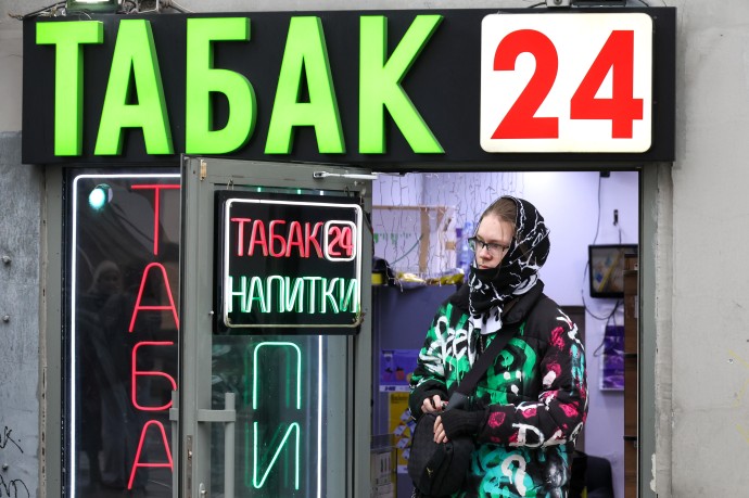 В СФ поддержали идею запретить россиянам до 21 года торговать спиртным и табаком В СФ поддержали идею запретить россиянам до 21 года торговать спиртным и табаком