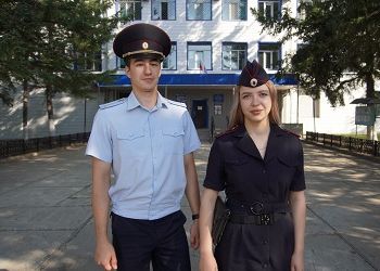 Амурских полицейских, спасших в мужчину из горящего дома, наградил Владимир Колокольцев