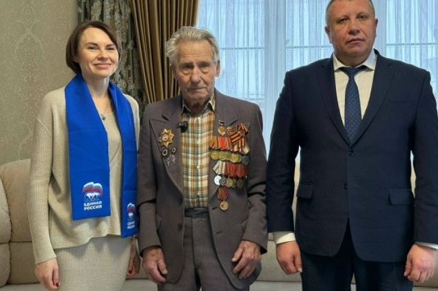 Депутат Государственной Думы Юлия Оглоблина приняла участие в акции "С Новым годом, ветеран!"