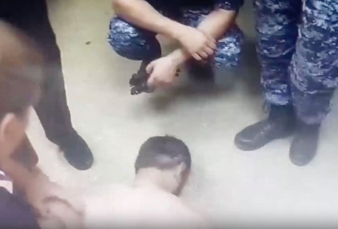 На юго-западе Москвы задержали голого мужчину, с камнем бросавшегося на прохожих