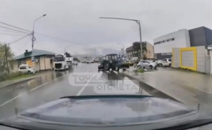 В Южно-Сахалинске трактор выехал на тротуар и едва не наехал на ребёнка