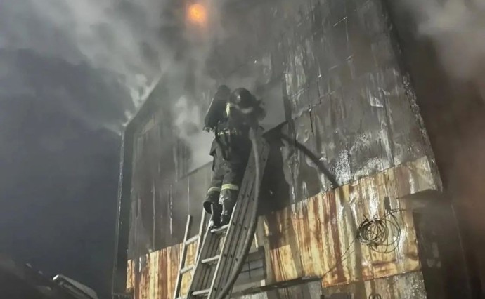 В Поронайске пожарные 4 часа тушили гараж