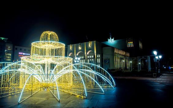 Курск украшают к Новому году световыми инсталляциями и 17-метровой ёлкой Курск украшают к Новому году световыми инсталляциями и 17-метровой ёлкой