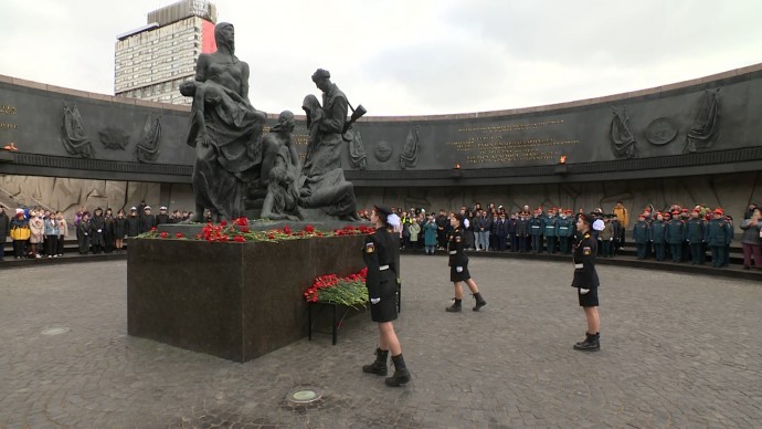 «Вахта памяти» стартовала у монумента героическим защитникам Ленинграда