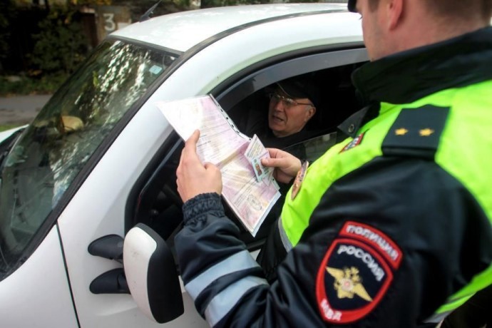 Новое правило вводится для всех, кто водит автомобиль. Теперь полный запрет