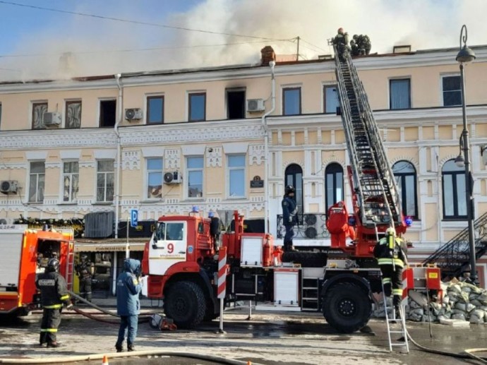 Сильный пожар охватил историческое здание в центре Владивостока