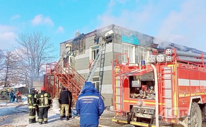 При тушении пожара в автомастерской в Троицком эвакуировали автомобили и баллоны с газом При тушении пожара в автомастерской в Троицком эвакуировали автомобили и баллоны с газом