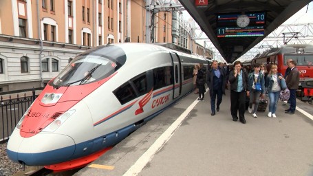 В связи с отменой авиарейсов в Москву из Петербурга назначили дополнительный «Сапсан»