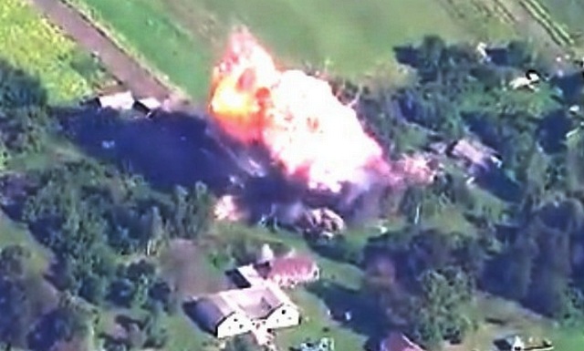 На видео показали, как мощный взрыв авиабомбы превратил в развалины склад ВСУ