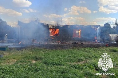 В брянской деревне Моисеевка сгорел дом: никто не пострадал