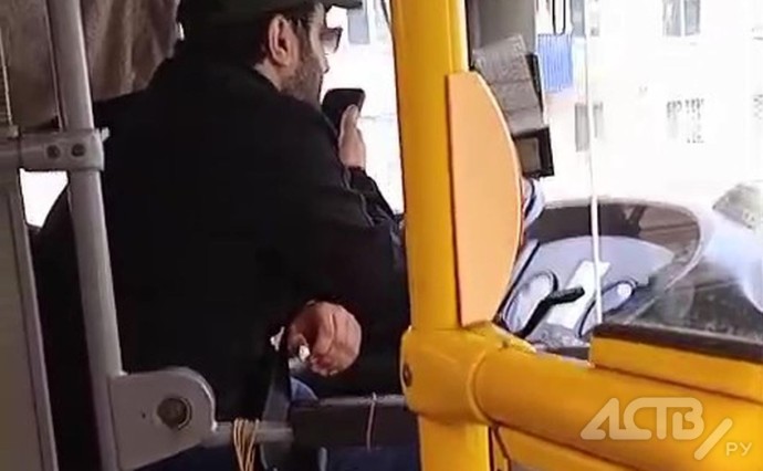 В Южно-Сахалинске накажут водителя автобуса, который не выпускал телефон из рук