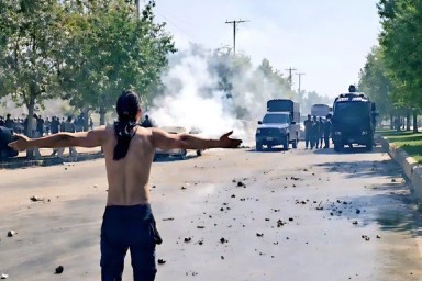 На западе Ирана протестующие напали на мечеть и подожгли религиозную литературу